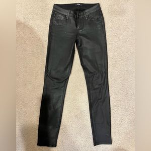 Paige, 26, pleather, med rise